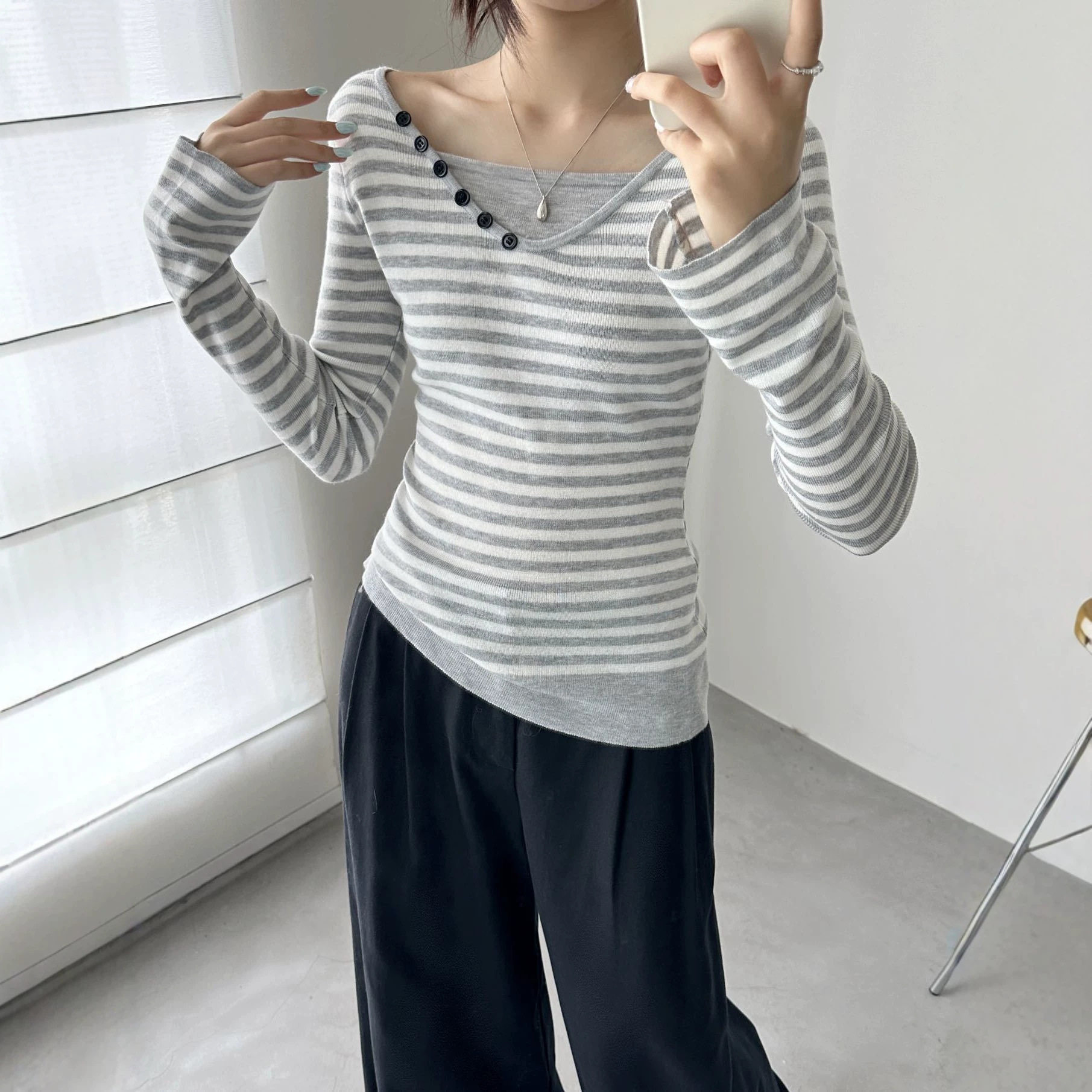 纽扣条纹修身辣妹大V领纯欲薄款长袖防晒罩衫T恤女秋气质亲肤上衣