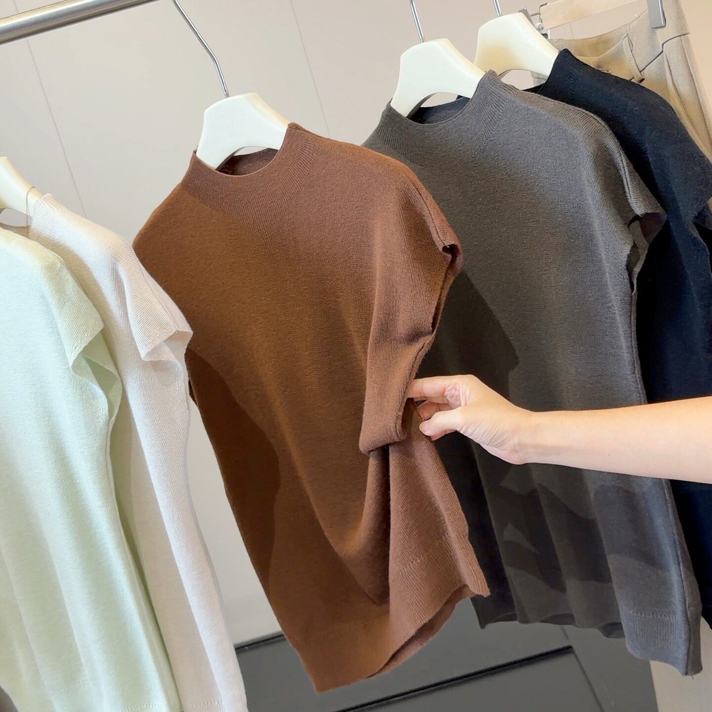 早秋半高领无袖针织背心女纯色小飞袖内搭宽松显瘦叠穿打底上衣