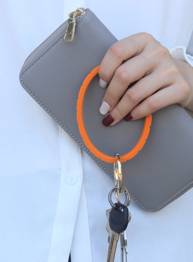 亚马逊跨境台阶款硅胶手环钥匙扣运动健身防掉硅胶手镯五金钥匙