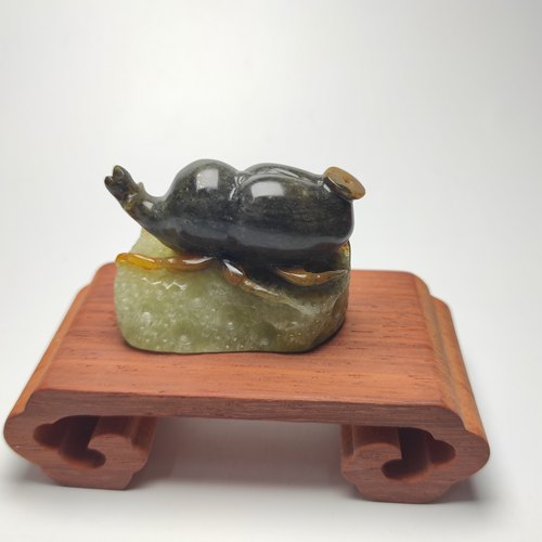 精品岫玉花玉甲壳虫摆件手把件富甲天下天然颜色巧雕手工雕刻甲虫