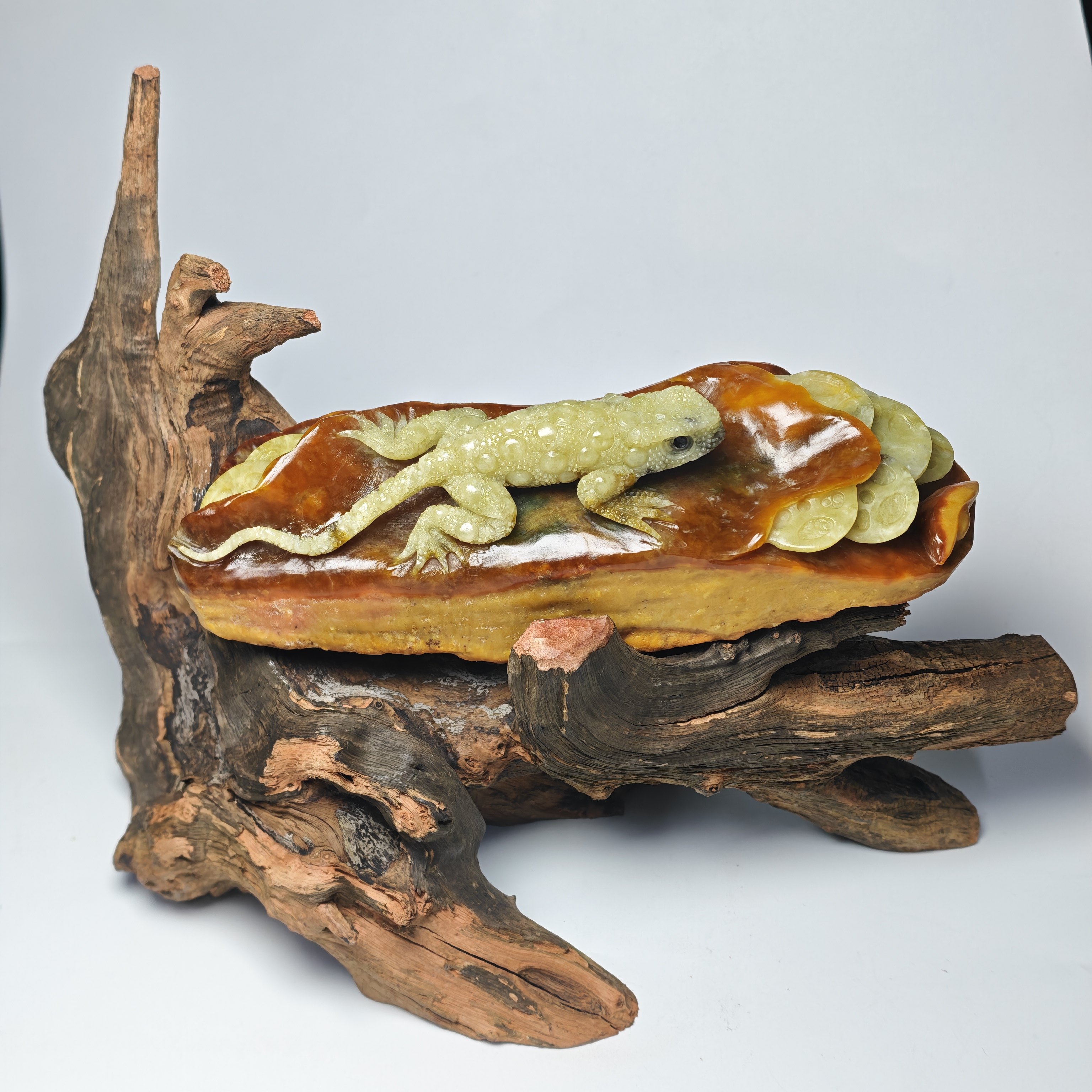 精品收藏岫玉花玉蜥蜴摆件俏雕作品根雕底座 吸亿家居摆设玉器