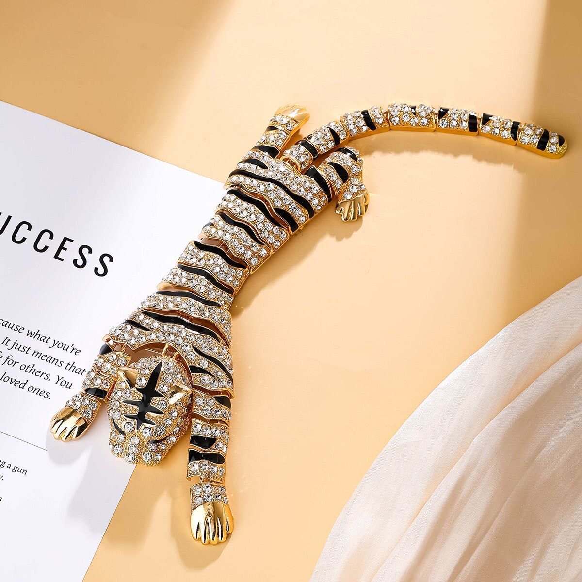 重工高级百搭高级感老虎胸针合金长款男披肩别针动物西装衣服装饰