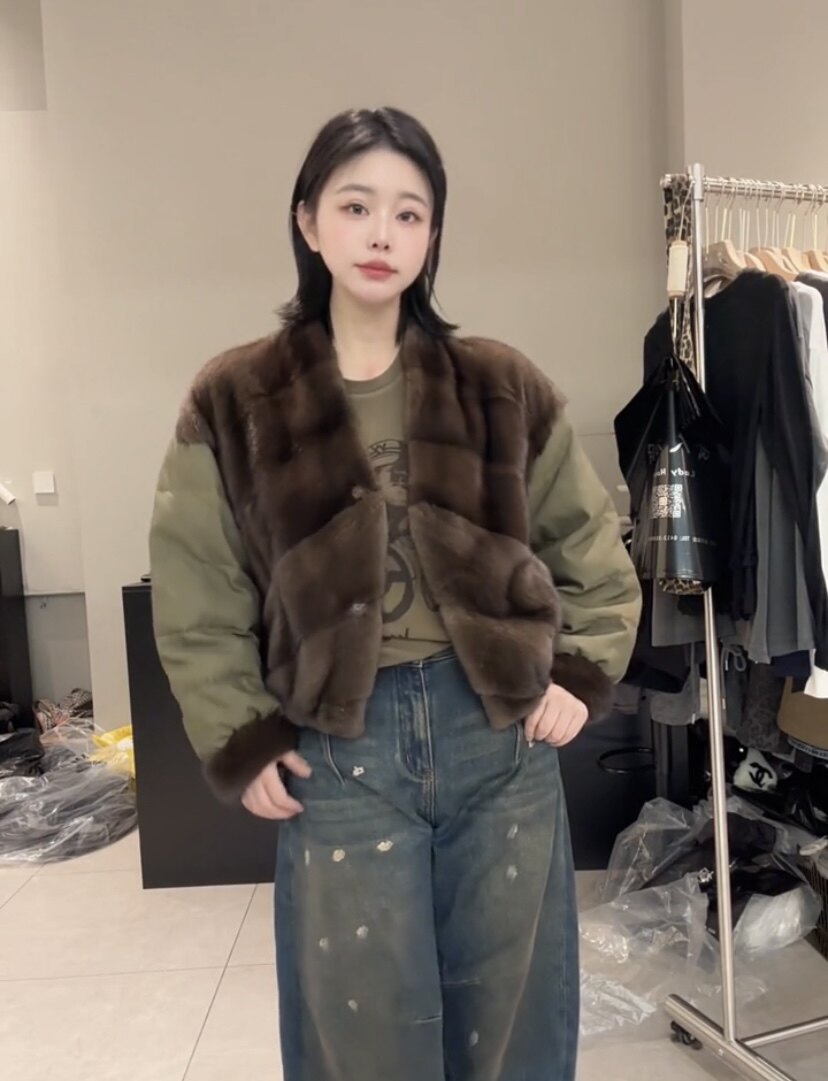 皮草白鸭绒羽绒服女25冬新款短款V领整貂水貂毛拼接外套简约时尚