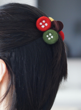 woou萌玩原创手工羊毛毡多巴胺纽扣中短发鲨鱼夹抓夹发饰发夹饰品