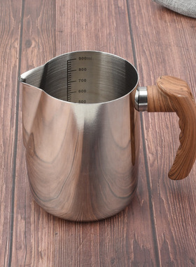 304不锈钢拉花杯奶缸带刻度加厚电磁炉可加热大容量仿木柄奶缸