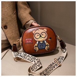 2026新款时尚流行单肩小熊包包女百搭潮流斜挎包宽肩带可爱小方包