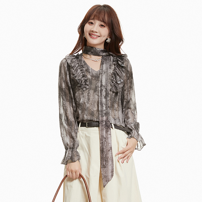 长袖上衣系蝴蝶结衬衫