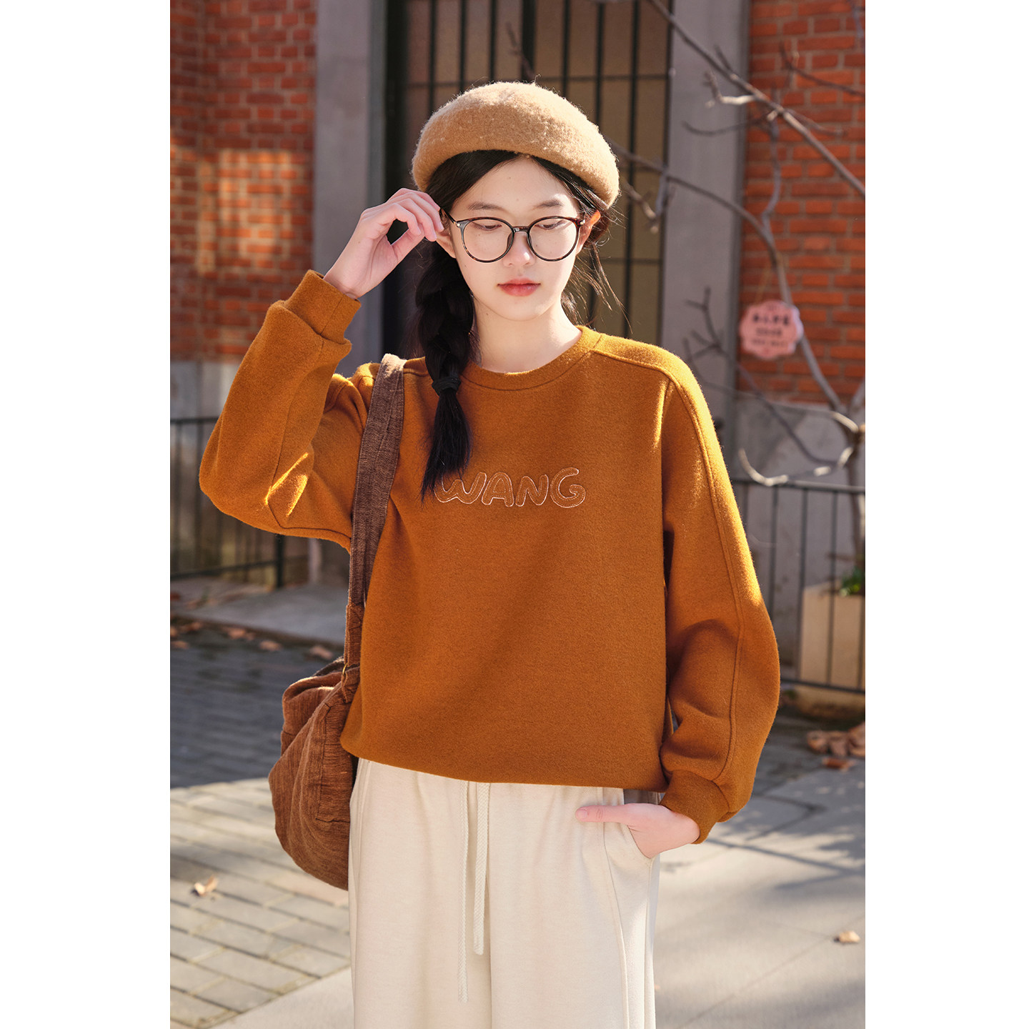 忘城H1470座/旺运橙/冬季羊毛混纺绣花保暖套头南瓜橙卫衣女上衣