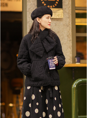 忘城N112座/小香风棉服/2022冬盐缩肌理黑色菱形格V领棉服带围巾