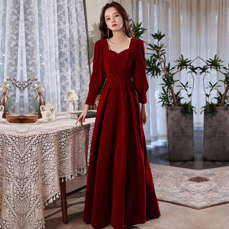 丝绒酒红色回门便装订婚结婚礼服