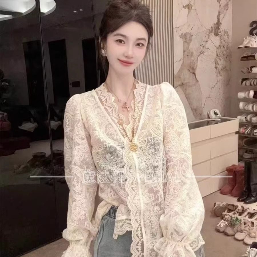 冬季V领蕾丝喇叭袖甜美长袖衬衫
