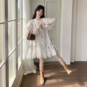 法式超好看宽松刺绣连衣裙2025春夏新款小个子慵懒风度假鱼尾裙子图片