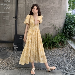 日系俏皮黄色碎花连衣裙女2025夏季新款度假风泡泡袖设计感中长裙