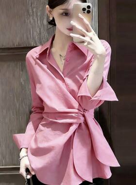 2026春装超火粉色翻领绑带收腰衬衫女长袖设计感通勤上衣职场穿搭