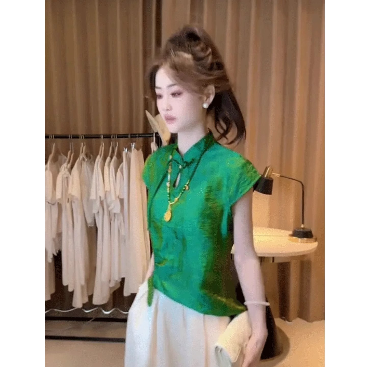 新中式国风绿色上衣2025夏季轻奢高级感独特超好看收腰盘扣陈衬衫
