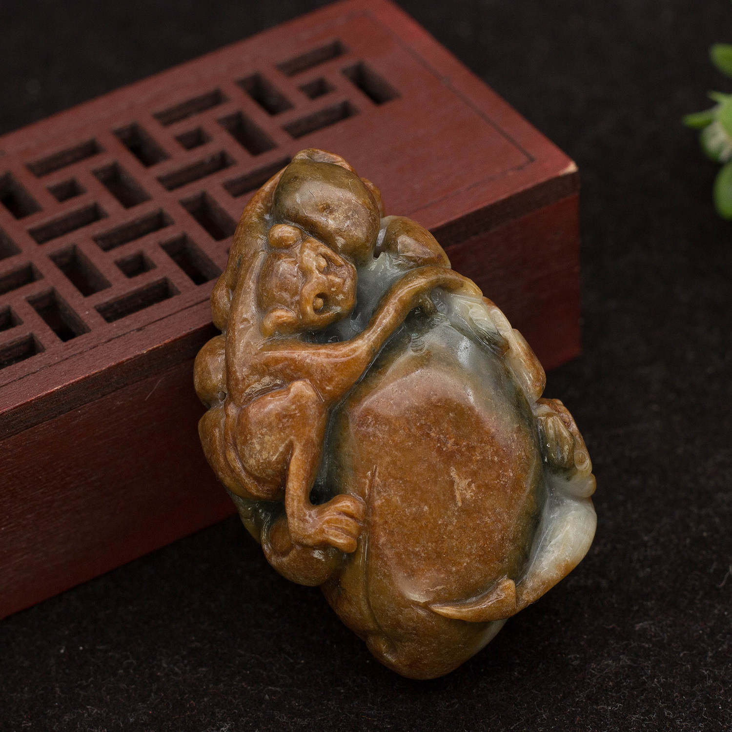 工厂直销 缅甸天然翡翠A货玉器 糯种红翡灵猴献瑞吊坠小把件 包邮