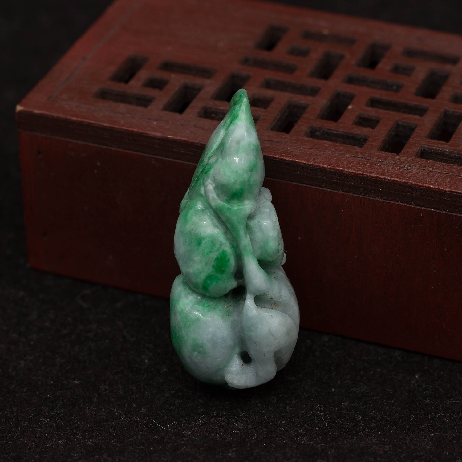 工厂直销 天然缅甸A货翡翠玉器 糯种飘绿猴采桃灵猴献瑞吊坠 包邮