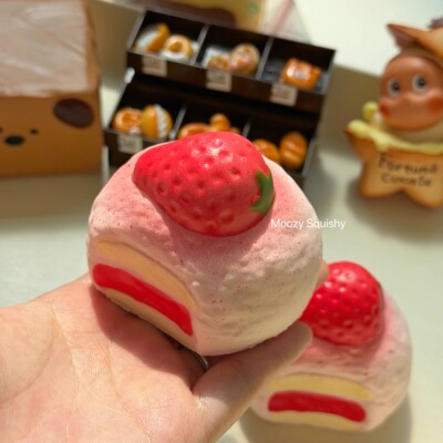 木吉草莓奶贝慢回弹原创网红面包抖音小红书食玩捏捏乐squishy