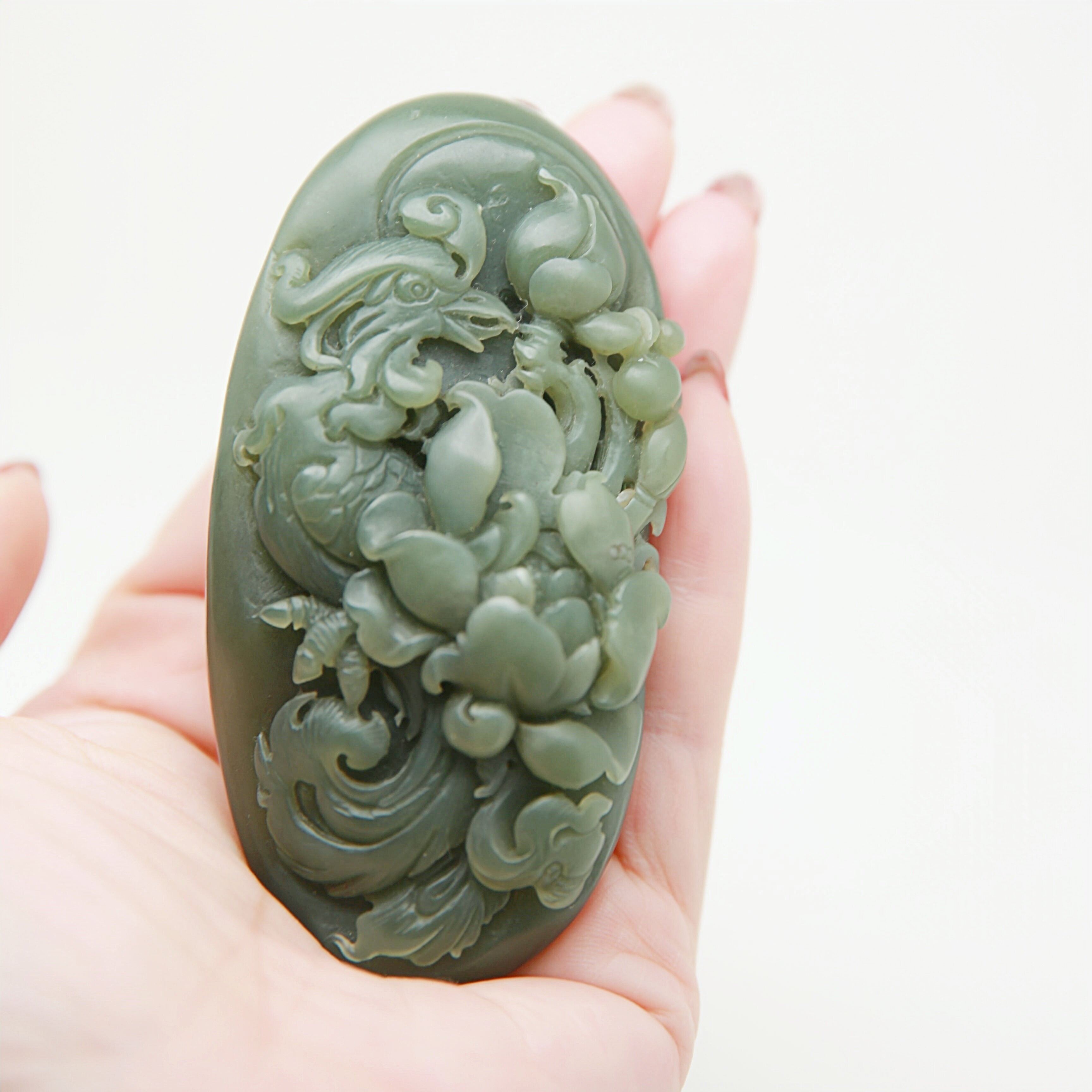 TIAN009 新疆和田沙枣青手工雕刻 老料手把件精品 凤穿牡丹 证书