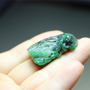 F311翡翠原石雕刻雕件趣味飞鸟树根辣绿俏色大树如意证书天然挂坠