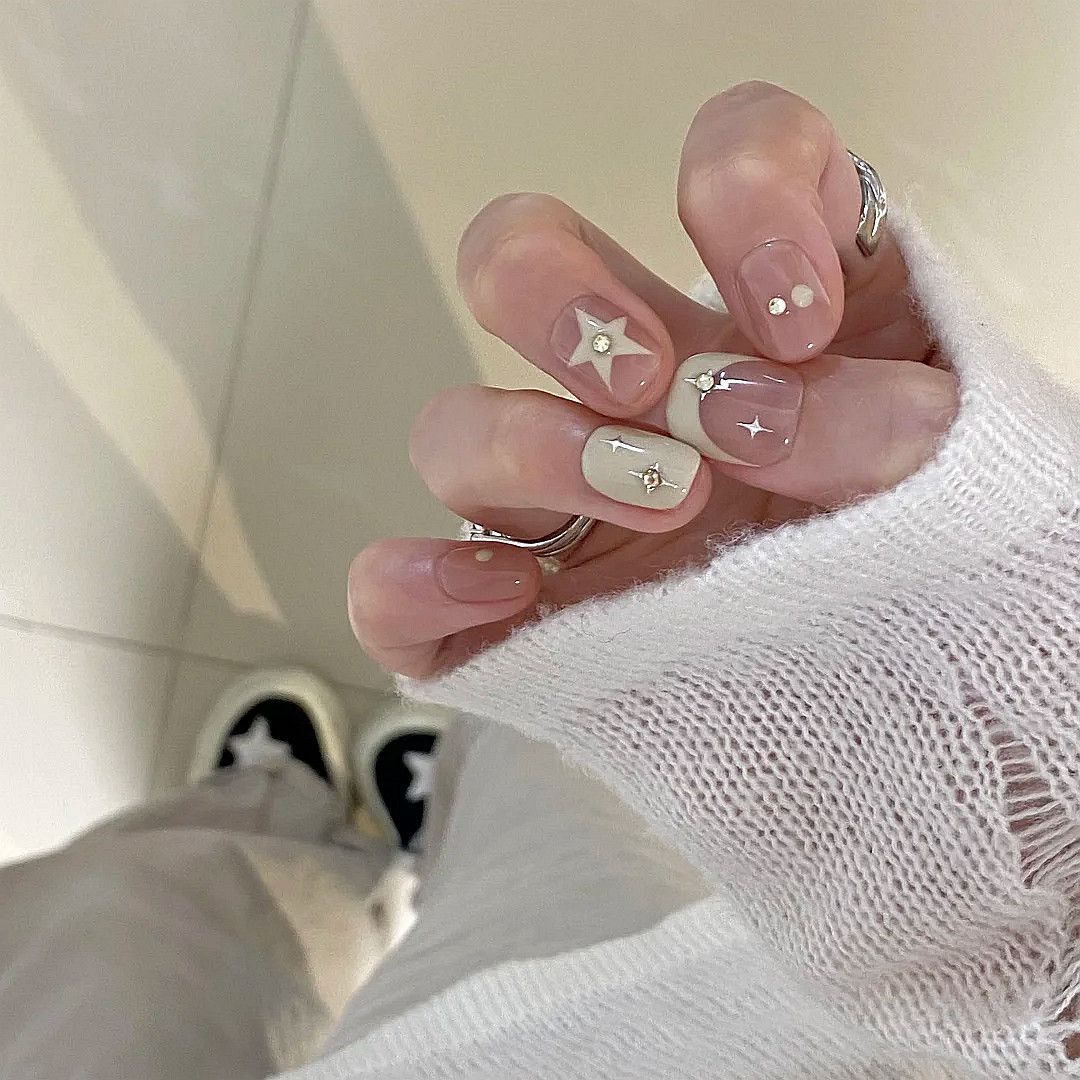 简约四芒星新款奶油短款气质高级半手工穿戴奶白法式ins美甲贴片