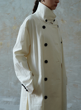 2LINKS 肌理感褶皱面料 双排扣造型 宽松廓形可立领 极简风衣外套