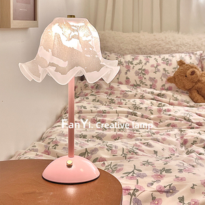 北欧ins浪漫花朵装饰灯少女卧室床头台灯充电小夜灯高级感氛围灯