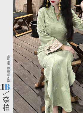 2025新款原创自制秋冬温柔麂皮绒V领刺绣珠链绿色旗袍裙 豆绿伊人