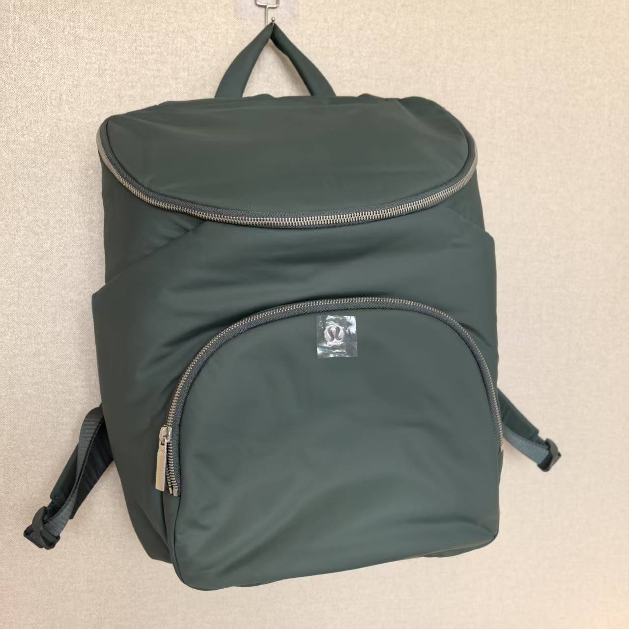 lululemon new parent backpack 双肩背包 17L容量 可套拉杆箱