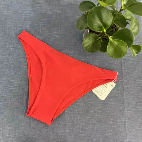 Lululemon女士泳裤中腰