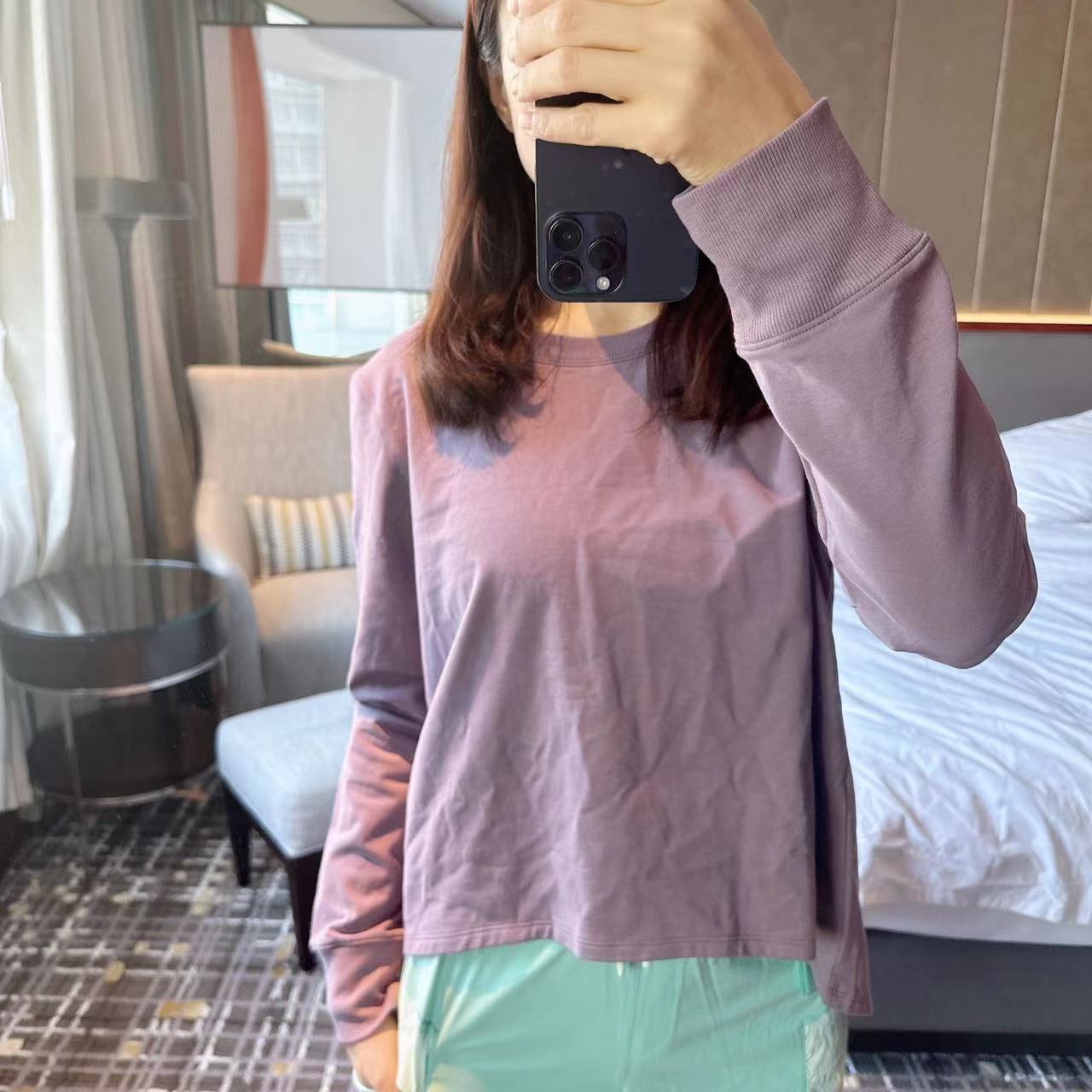 lululemon twist-back French Terry pullover 女士阔领美背长袖