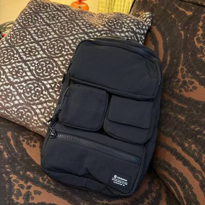 lululemon  multi-picket sling bag 多口袋斜挎包 背包