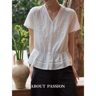 About Passion法式复古刺绣短袖衬衫V领设计感衬衣休闲女式上衣