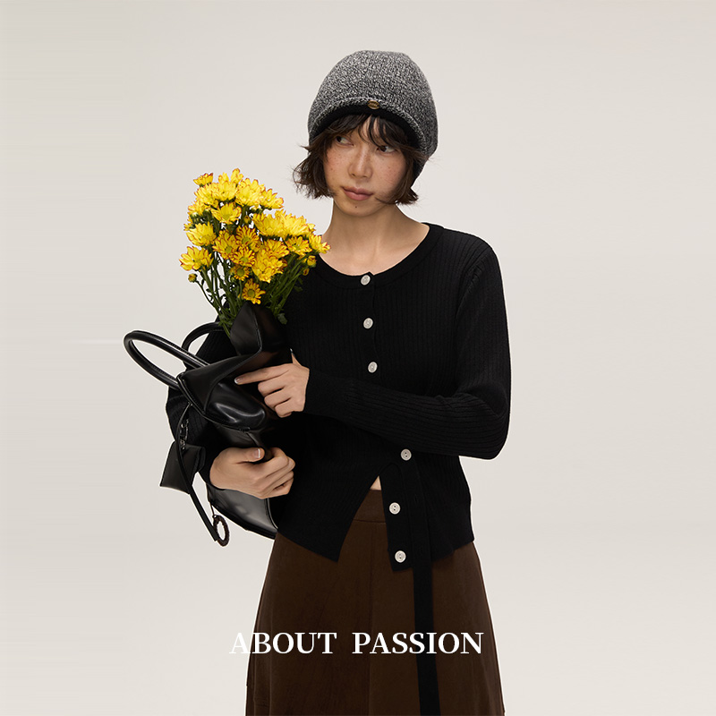 About Passion · 设计感羊毛圆领针织衫早秋新款复古针织开衫女