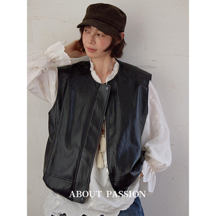 格子里布圆领皮马甲 About Passion
