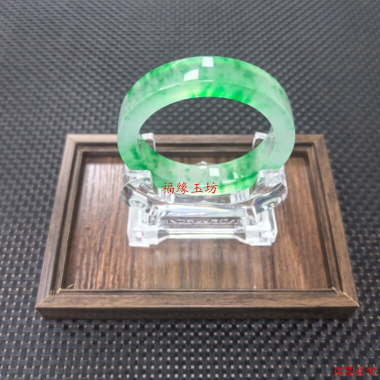 缅甸翡翠飘绿冰种方形手镯百搭图片