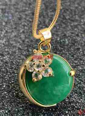 翡翠飘辣绿女式圆形玉挂件吊坠
