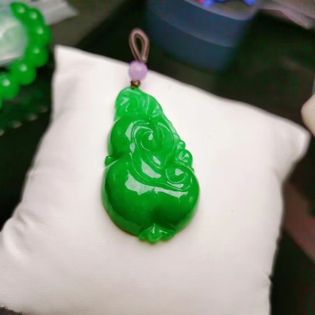 缅甸冰种帝王绿翡翠招财如意吊坠图片