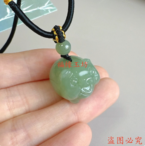 和田玉晴水福猪雕刻吊坠