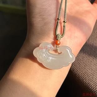 新款和田玉祥云锁吊坠冰烟紫质地精雕荷花图案随形款式特色如意锁