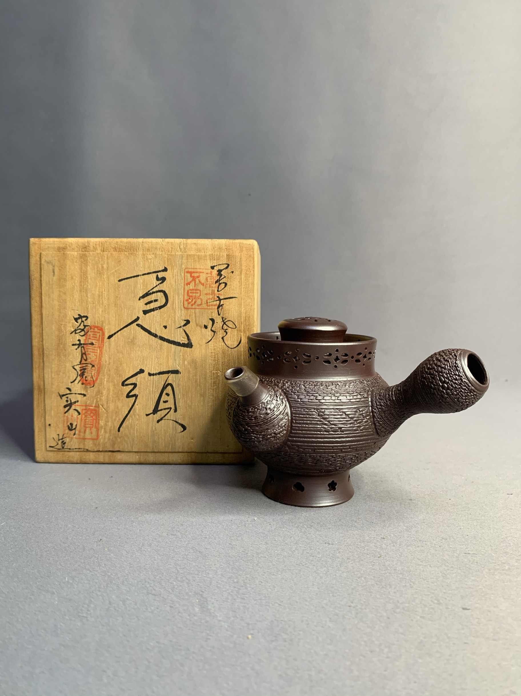 日本进口瓷器全新正品万古烧加藤实山作铃铛入侧把壶茶壶150毫升