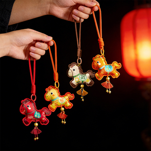 马年新年超萌刺绣卡通小马钥匙链挂饰包包装饰品挂件小礼物2026