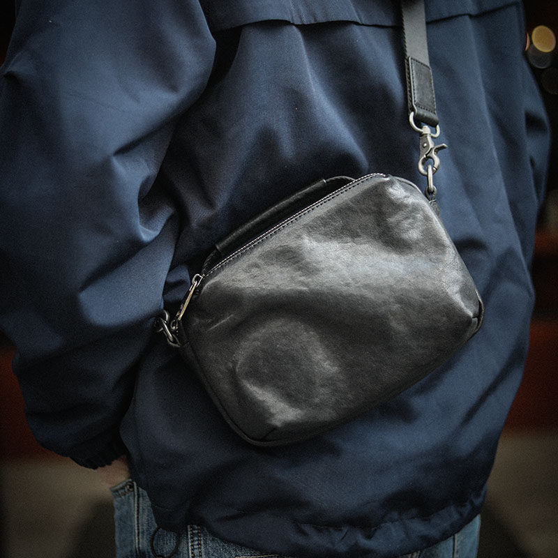 2025新品佐也原创男包真皮植鞣牛皮单肩斜跨包手提休闲小众设计包