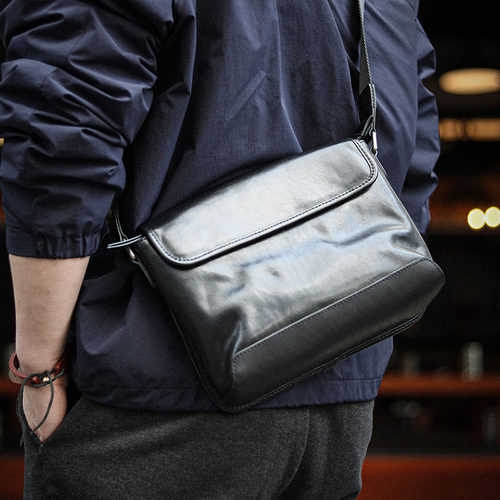 佐也男士植鞣软牛皮单肩斜挎背包