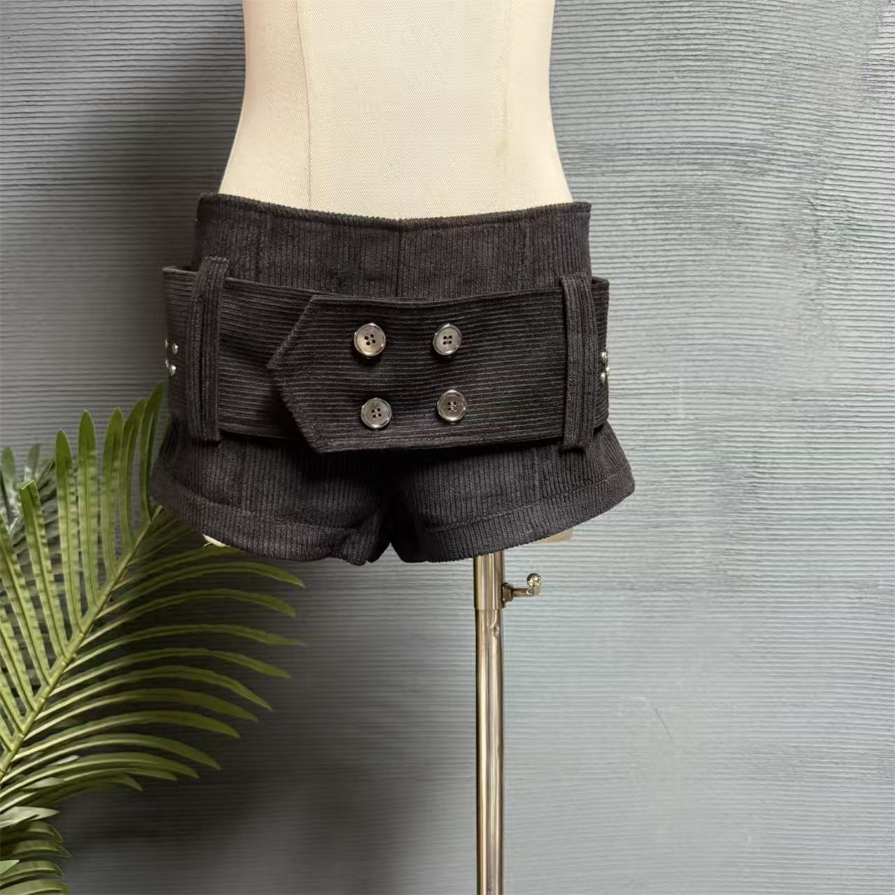 镜服饰2025秋韩版设计感双排扣高腰短裤女百搭腰带装饰裤潮20023