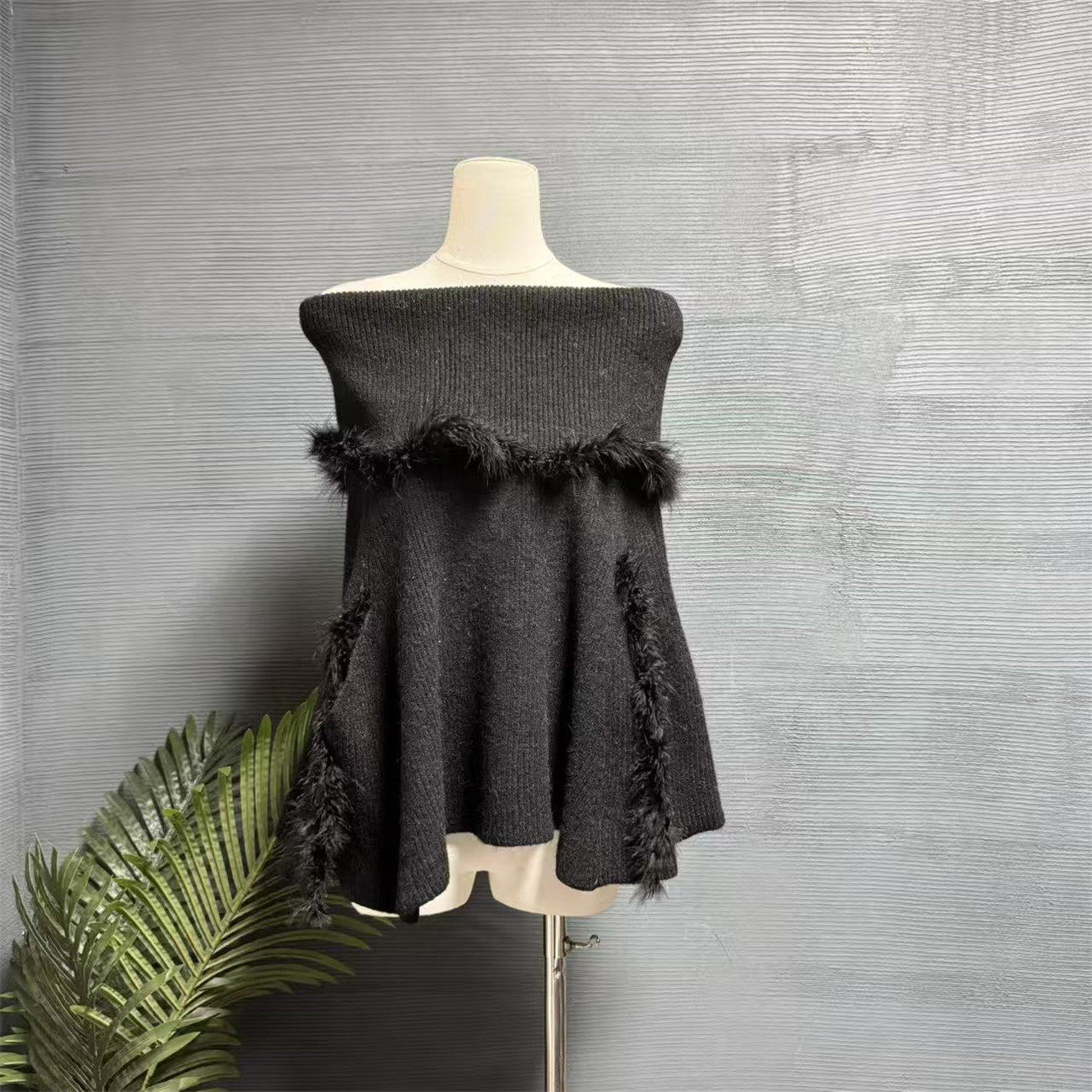 镜服饰2025女冬季温柔风一字肩毛边针织衫斗篷高级感毛衣10638