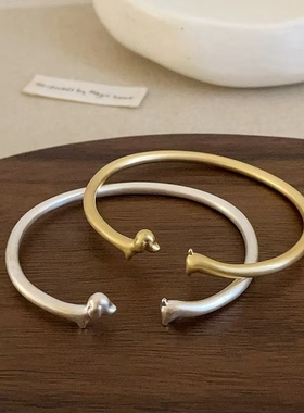 甜酷辣妹简约设计感哑光金属手镯独特气质百搭通勤冷淡风手饰新款