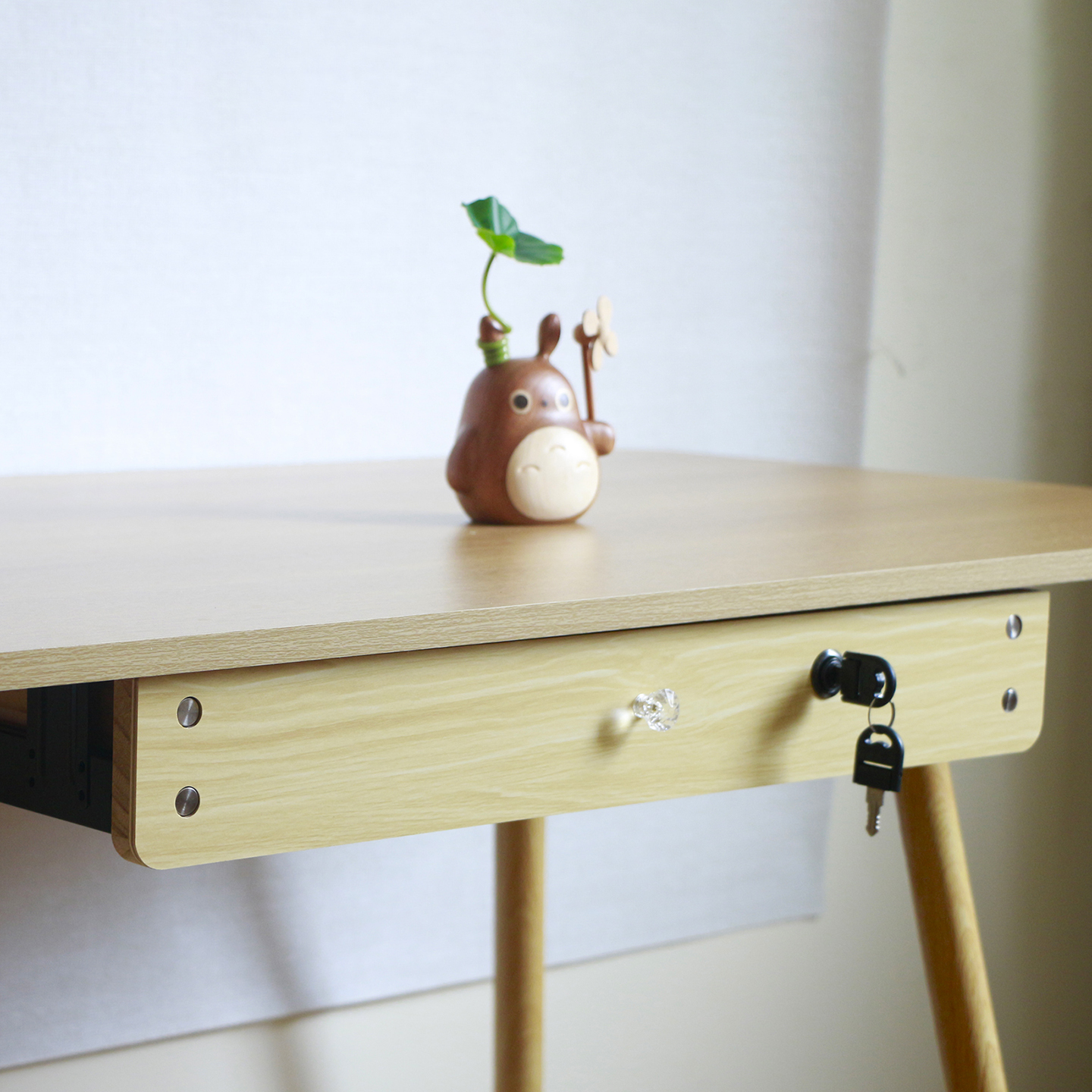 桌底下带锁抽屉实木有横梁横杠