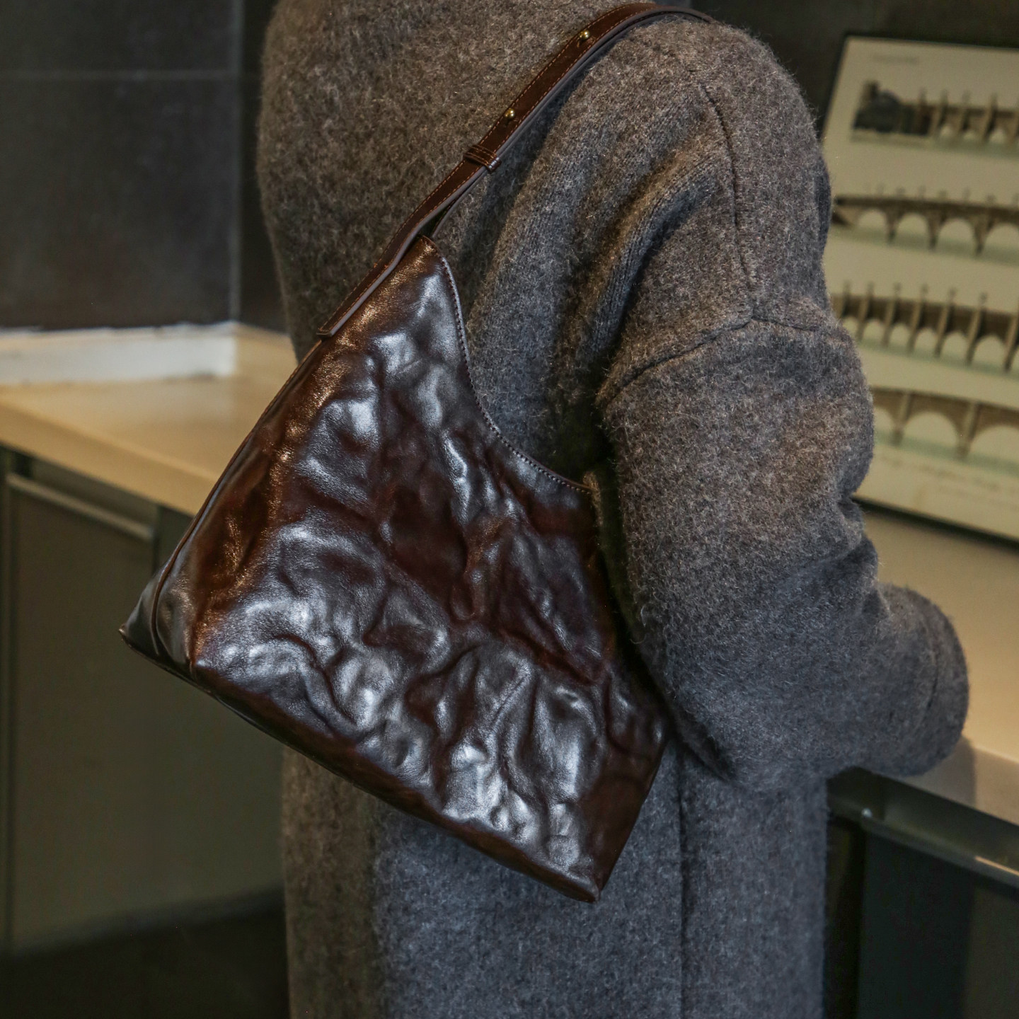 漫色真皮单肩斜挎包女手抓纹植鞣头层牛皮2026春季托特包腋下包