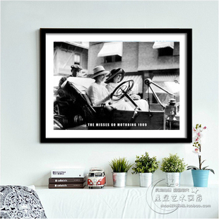 黑白摄影:The Misses Go Motoring装饰画有框画餐厅咖啡厅酒吧